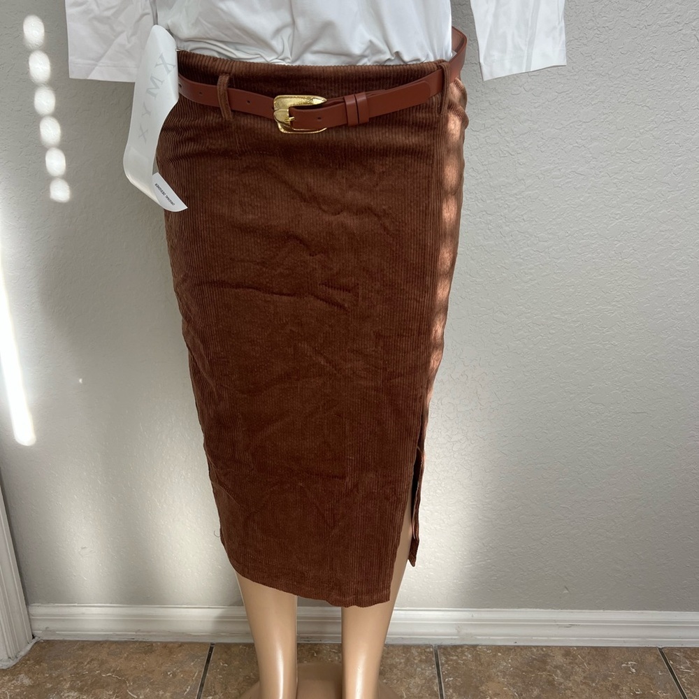 Brown Corduroy Skirt with Belt
Caja 5